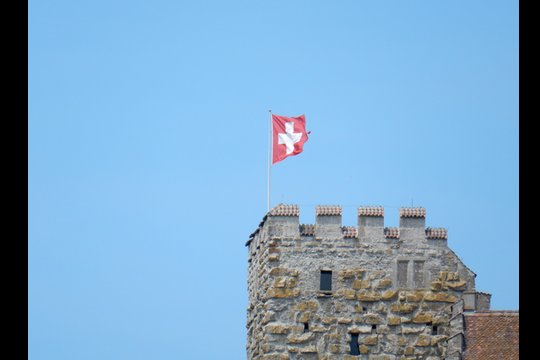Nikon Coolpix S9700 : 30x Zoom auf die Schweizerfahne auf dem Schloss